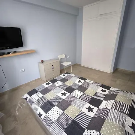 Apartment 50 Meters From The Beach Loutraki  Exterior photo